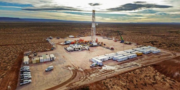 Por incertidumbre política y gobernabilidad, Vaca Muerta frena grandes obras pese a proyecciones de exportación récord