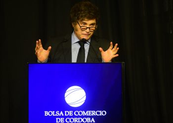 Milei atribuye al “pánico político” la suba del riesgo país y carga contra Schiaretti desde Córdoba