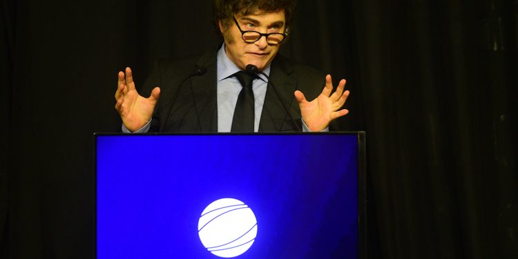 Milei atribuye al “pánico político” la suba del riesgo país y carga contra Schiaretti desde Córdoba