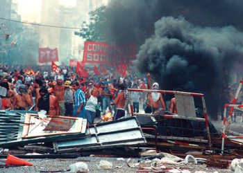 Las oscuras especulaciones sobre asamblea legislativa traen a la memoria, muertes, oscuros sucesos y desastre económico del golpe a De La Rua