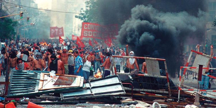 Las oscuras especulaciones sobre asamblea legislativa traen a la memoria, muertes, oscuros sucesos y desastre económico del golpe a De La Rua