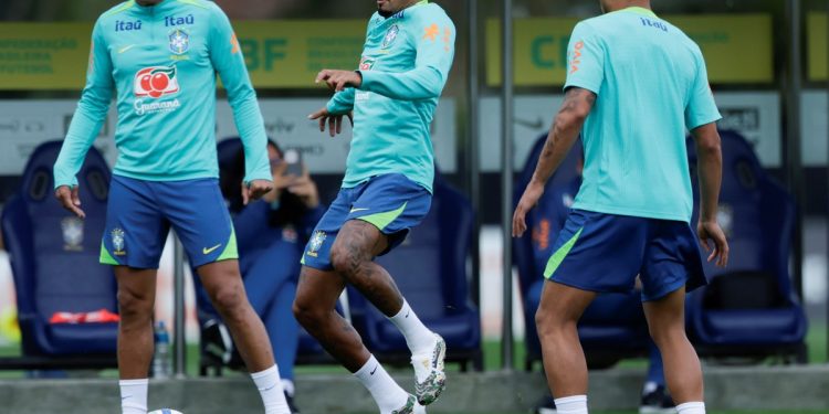 Brasil, ya en el Mundial, recibe al eliminado Chile