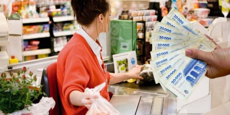 Buenas noticias para empleados de comercio: cuánto cobra un cajero con aumento en septiembre