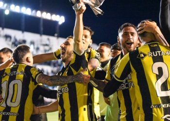 Con dos jugadores menos, Deportivo Madryn empató y sigue cerca de la final por el ascenso