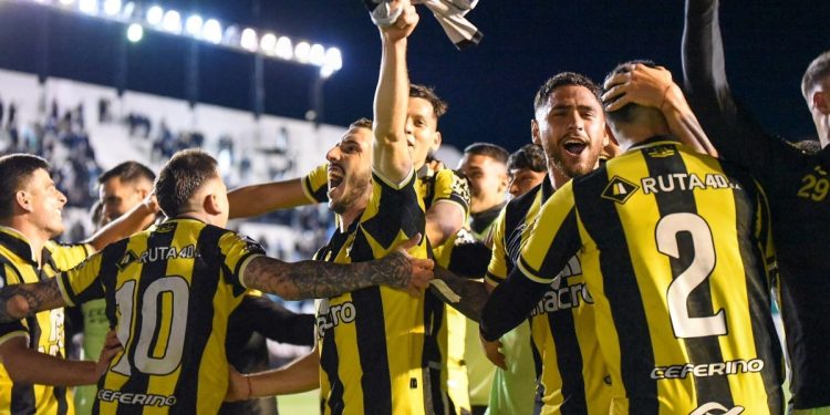 Con dos jugadores menos, Deportivo Madryn empató y sigue cerca de la final por el ascenso