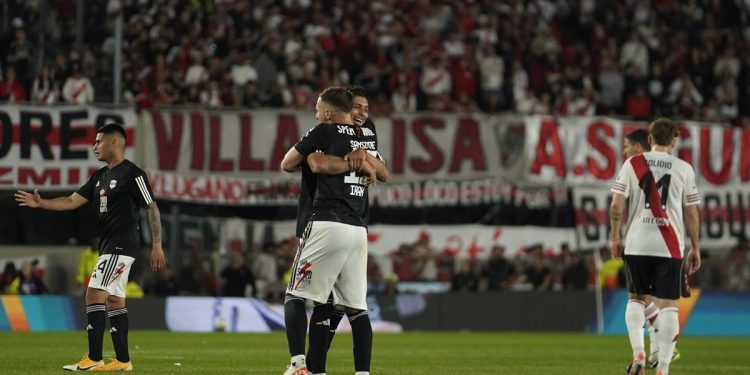 Con su histórico triunfo en el Monumental, Riestra superó a River en el historial