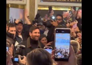“Dale campeón, dale campeón”, la ovación para Messi a la salida de un teatro