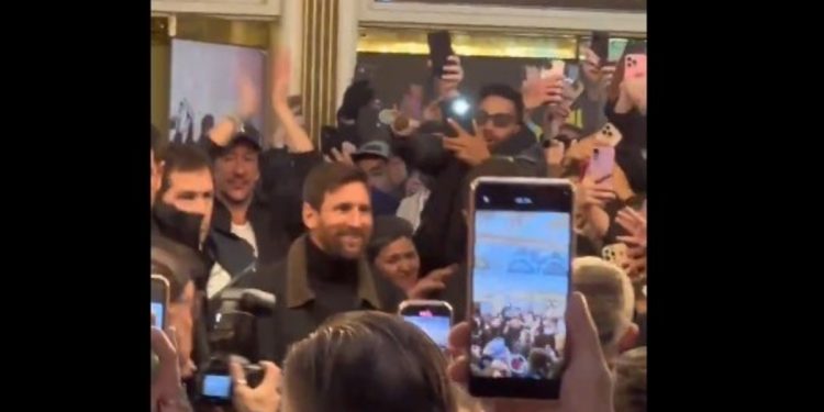 “Dale campeón, dale campeón”, la ovación para Messi a la salida de un teatro