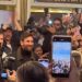 “Dale campeón, dale campeón”, la ovación para Messi a la salida de un teatro