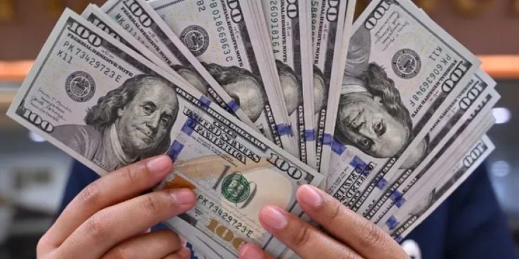 Codicia mata miedo: el dólar rozó el techo de la banda y aparecen vendedores