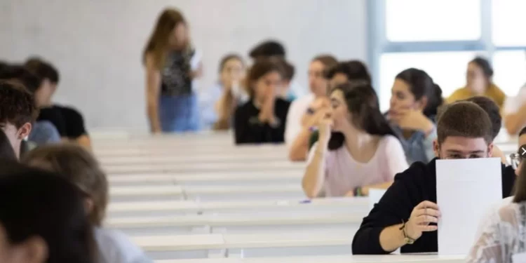 Más de la mitad de los andaluces aspiran a ser funcionarios