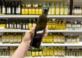 Exigen el retiro del aceite de oliva más conocido de los supermercados por ser ilegal y peligroso