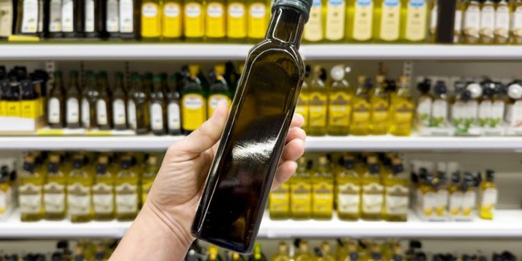 Exigen el retiro del aceite de oliva más conocido de los supermercados por ser ilegal y peligroso
