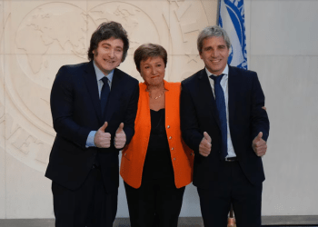 FMI respalda a Argentina pero advierte sobre riesgos económicos