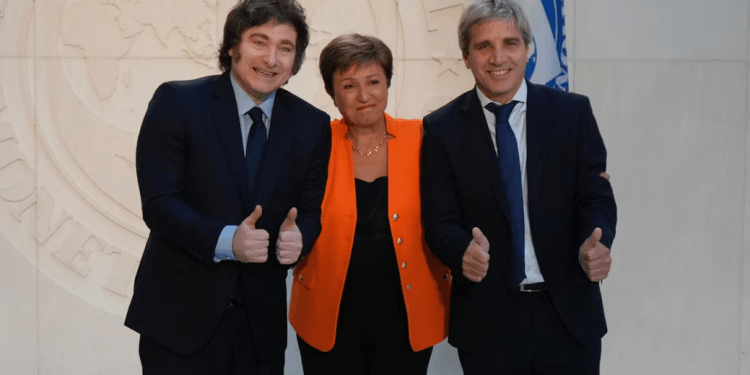 FMI respalda a Argentina pero advierte sobre riesgos económicos