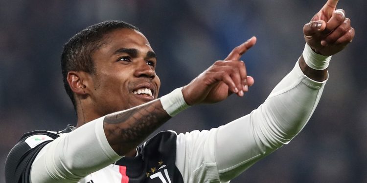 Fue compañero de Dybala en la Juventus, jugó en la selección brasileña y ahora se ordenó su arresto