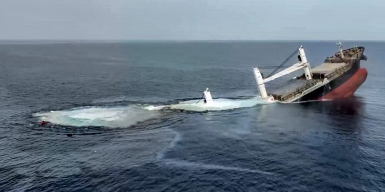 Hutíes lanzan misil contra barco Holandes y lo hunden cerca de Aden