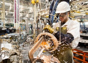 Industria argentina en crisis: 43% de empresas reporta caída de ventas en julio, según la UIA