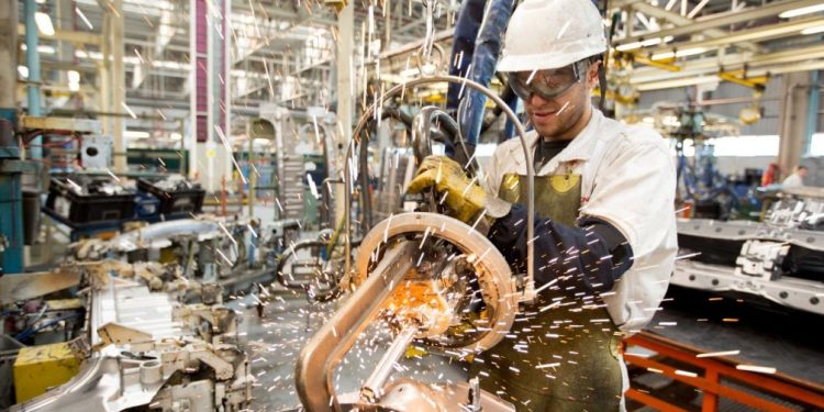 Industria argentina en crisis: 43% de empresas reporta caída de ventas en julio, según la UIA