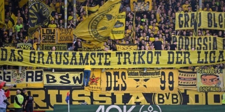 Los hinchas del Borussia Dortmund protestaron contra la dirigencia por tener “la peor camiseta” de la Bundesliga