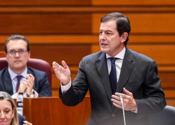 Mañueco reclama al Gobierno «seriedad» y «ayudas» para hacer frente a la catástrofe de los incendios