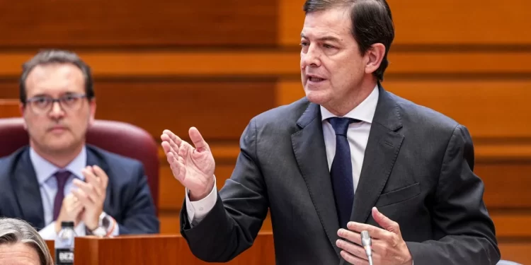 Mañueco reclama al Gobierno «seriedad» y «ayudas» para hacer frente a la catástrofe de los incendios