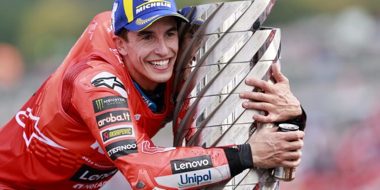 Marc Márquez ganó su noveno título mundial y se subió a un podio histórico
