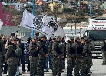 Milei suspendió su acto en Tierra del Fuego por enfrentamientos entre manifestantes y militantes