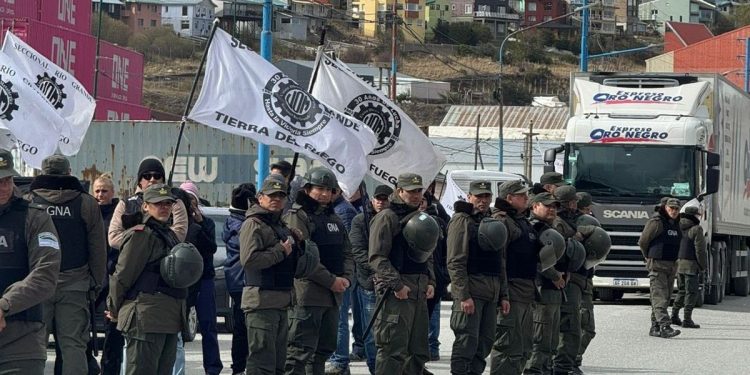 Milei suspendió su acto en Tierra del Fuego por enfrentamientos entre manifestantes y militantes