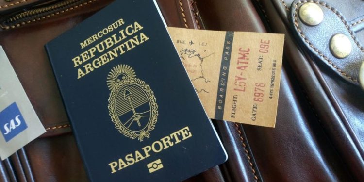Pasaportes defectuosos: el Gobierno pide devolver miles de libretas y apunta a una tinta de seguridad