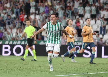 El Córdoba CF, con diez y de penalti, salva un punto in extremis ante el Racing de Santander (2-2)