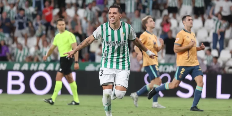 El Córdoba CF, con diez y de penalti, salva un punto in extremis ante el Racing de Santander (2-2)