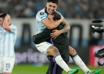 Racing de los milagros: cómo hizo Solari para jugar toda la serie con Vélez desgarrado