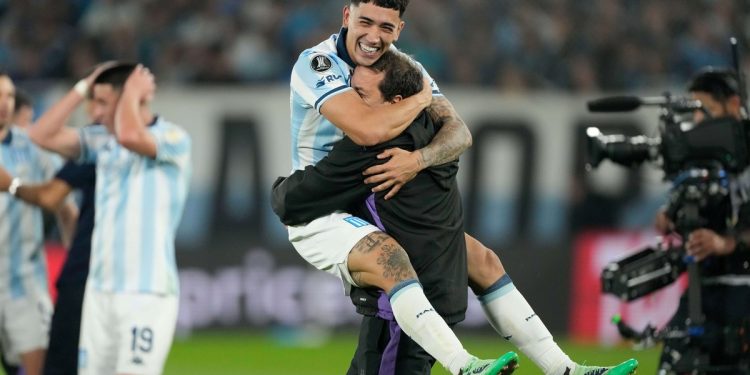 Racing de los milagros: cómo hizo Solari para jugar toda la serie con Vélez desgarrado