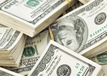 Jueves negro en los mercados: el dólar supera los $1500, caen bonos y acciones y el riesgo país escala a 1500