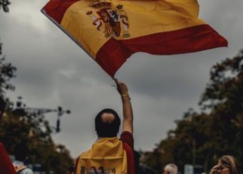 S&P mejora la nota de la deuda española a su nivel más elevado desde 2012
