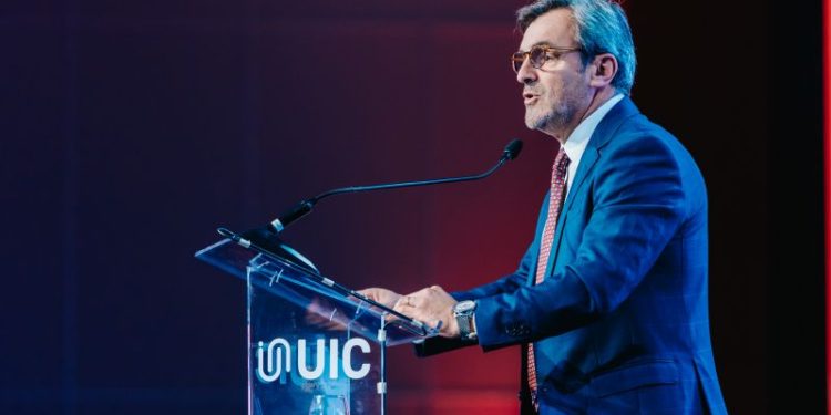 UIA: Francos y Llaryora, en un contrapunto que anticipa otras batallas