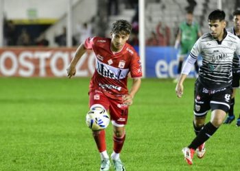 Un blooper dejó a Morón sin triunfo y sin poder acercarse a la cima