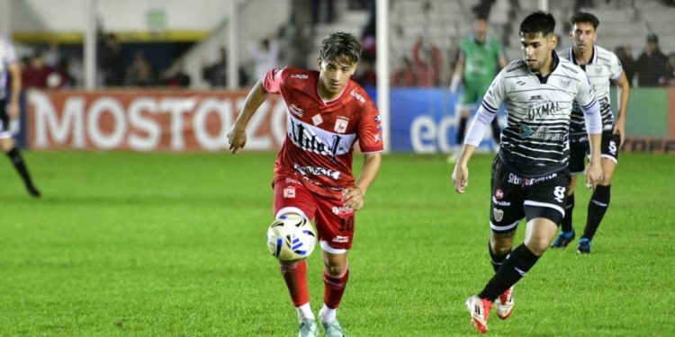 Un blooper dejó a Morón sin triunfo y sin poder acercarse a la cima