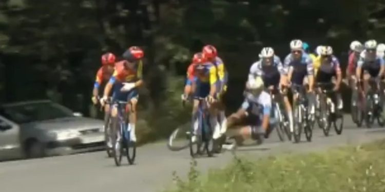 Video: un manifestante provocó la caída de dos ciclistas en la Vuelta de España