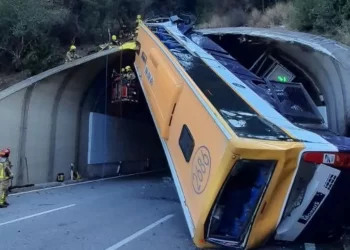Varios heridos, dos de ellos graves, al volcar un autocar en la C-32 en Barcelona