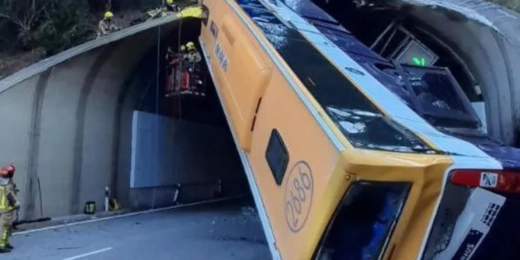 Varios heridos, dos de ellos graves, al volcar un autocar en la C-32 en Barcelona