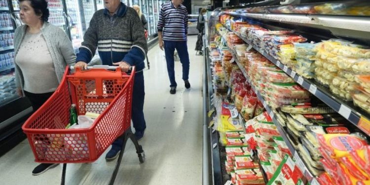 La inflación de septiembre fue del 2,1% y acumula 22% en lo que va del año: la clase media, la más golpeada