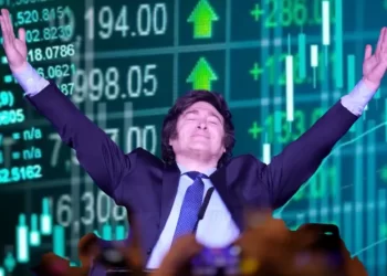 Euforia en los mercados tras el triunfo de Milei: el Merval sube 32% en dólares y las acciones argentinas saltan hasta 50% en Wall Street