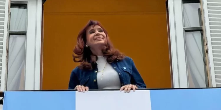 Cristina Kirchner acusó a Milei de gobernar “a control remoto” desde Estados Unidos. ¿Enojada por la visa?