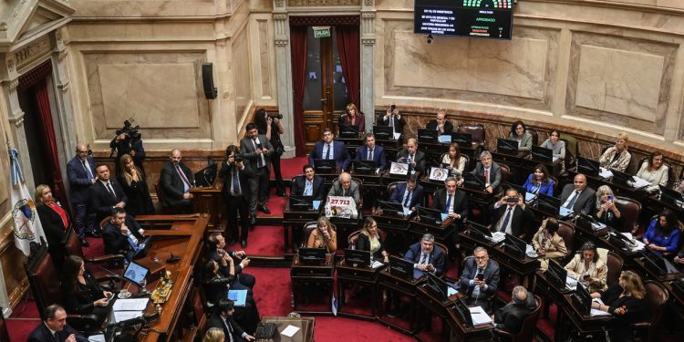 Gobierno promulga leyes de emergencia pediátrica y financiamiento universitario pero suspende su aplicación