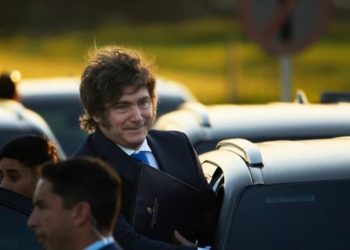 El presidente Milei se queda sin combustible camino a votar: postal irónica del ajuste intelectual de funcionarios