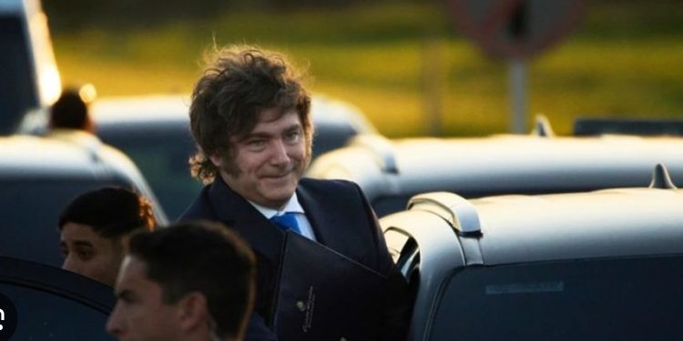 El presidente Milei se queda sin combustible camino a votar: postal irónica del ajuste intelectual de funcionarios