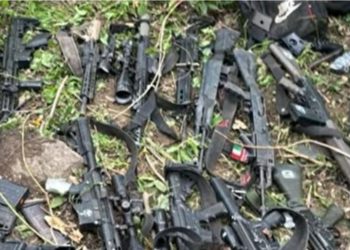 Hallan un fusil FAL argentino en el arsenal del Comando Vermelho