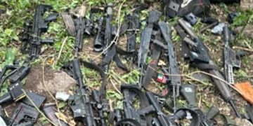 Hallan un fusil FAL argentino en el arsenal del Comando Vermelho